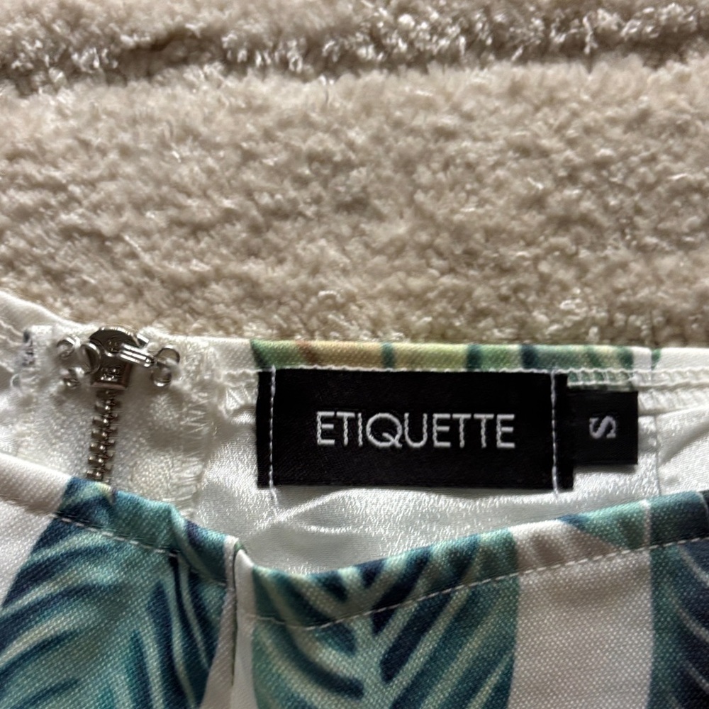 Etiquette Tropical Leaf Print Shorts
